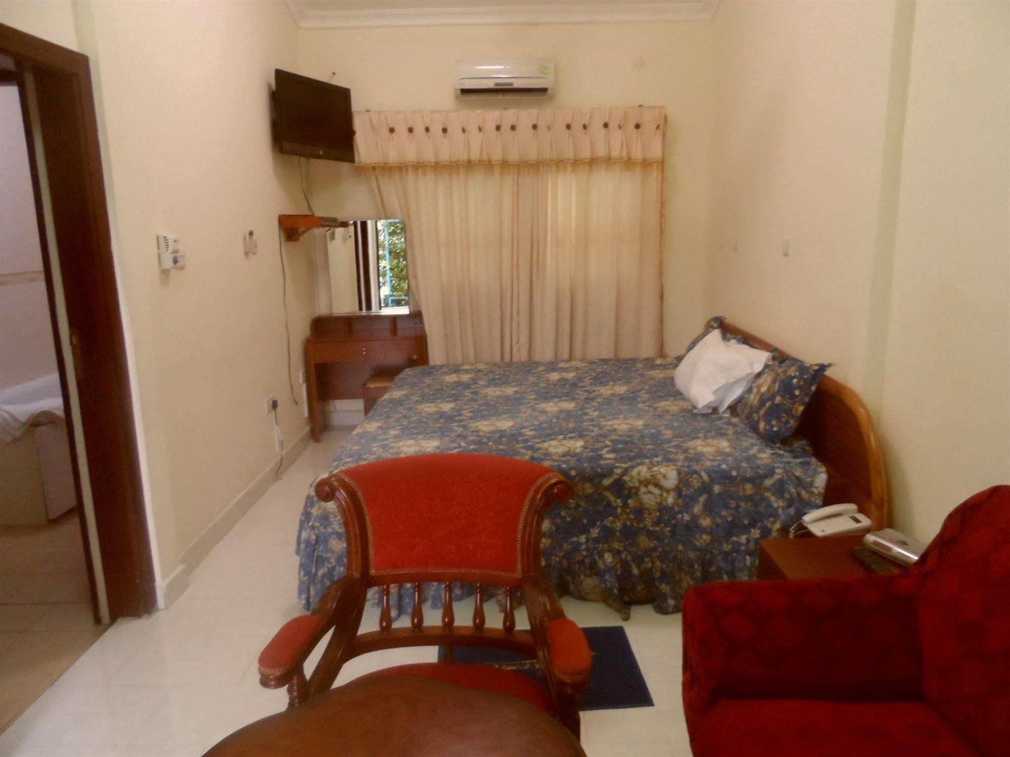 De Holiday Beach Hotel Kokrobite Εξωτερικό φωτογραφία