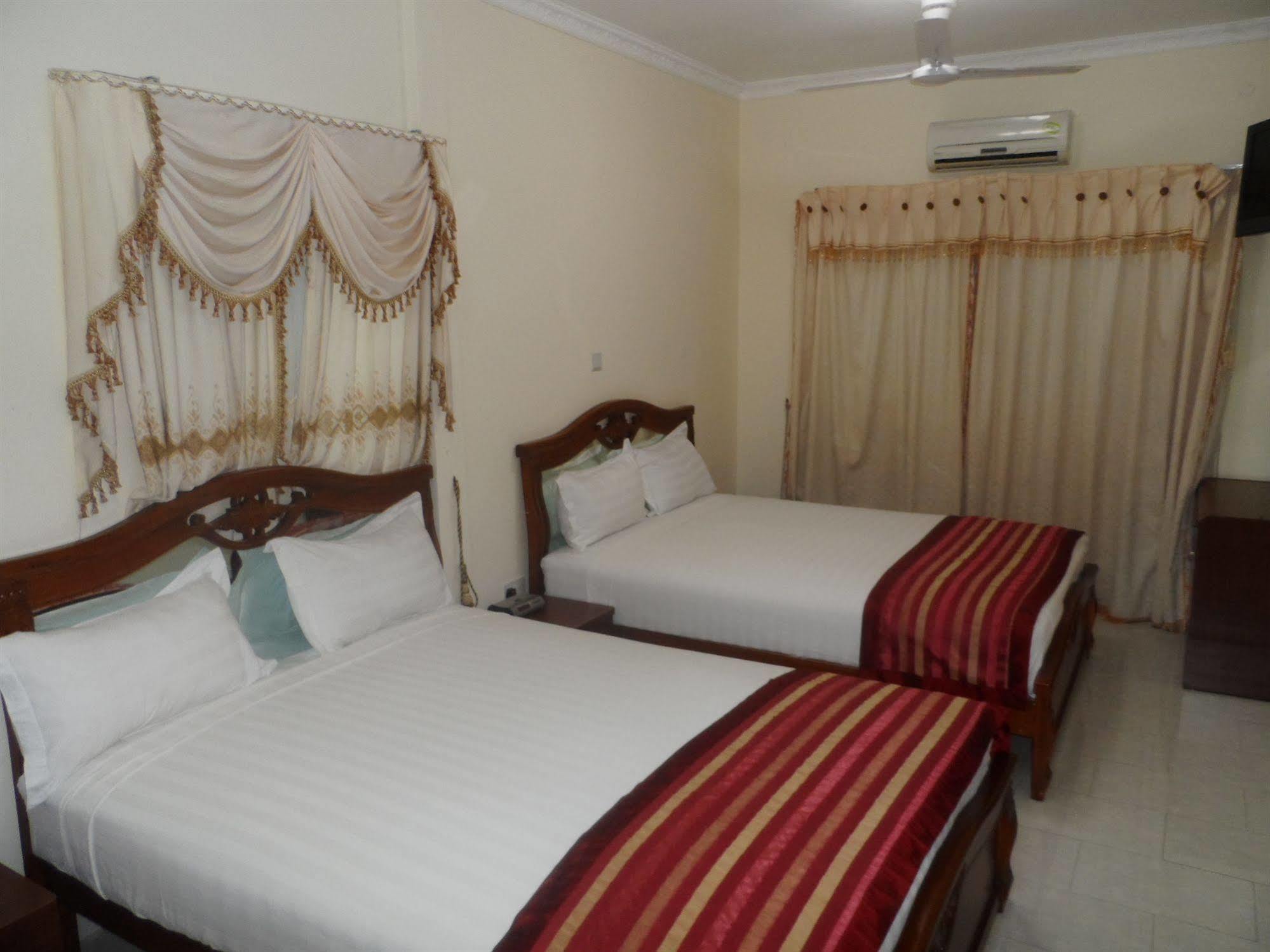 De Holiday Beach Hotel Kokrobite Εξωτερικό φωτογραφία