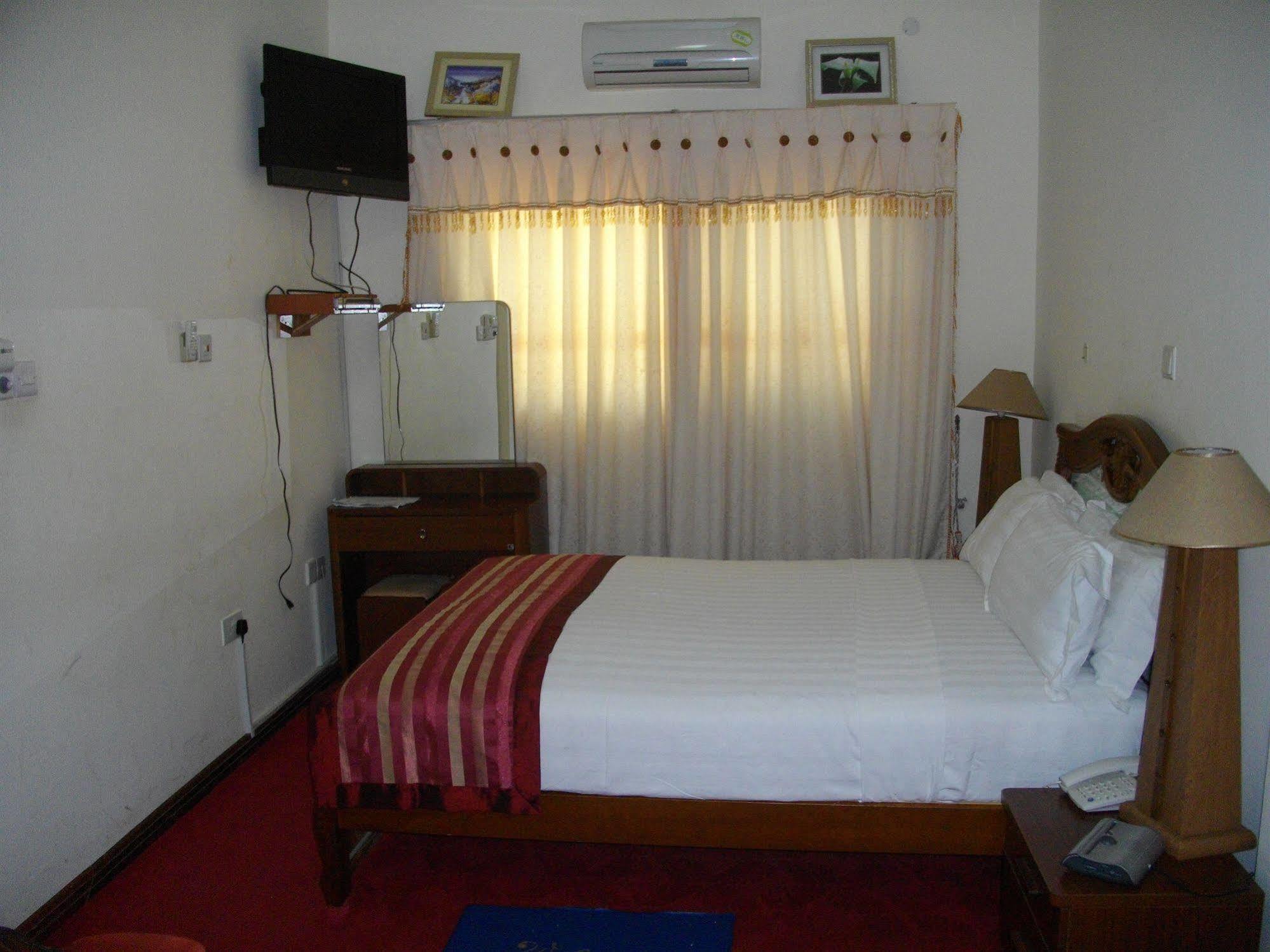 De Holiday Beach Hotel Kokrobite Εξωτερικό φωτογραφία